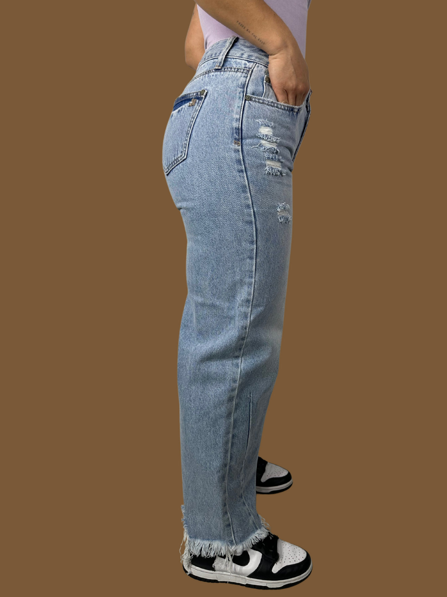 LOW RISE DISTRESSED SLOUCHY JEANS